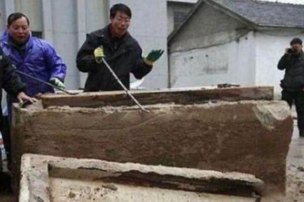 Ů������ײ��ڲ��� Ůʬ�ڹײ��������ӵ�����