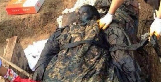 ��ʬ�¼���ʵ������ȫ ����˹������ʬ�¼�ʿ��һ������һ�߿�ǹ