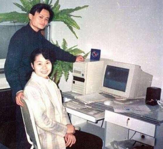 ���Ƶ�Ů����ѩ��Ƭ�ع⣬�������ü��֮���������