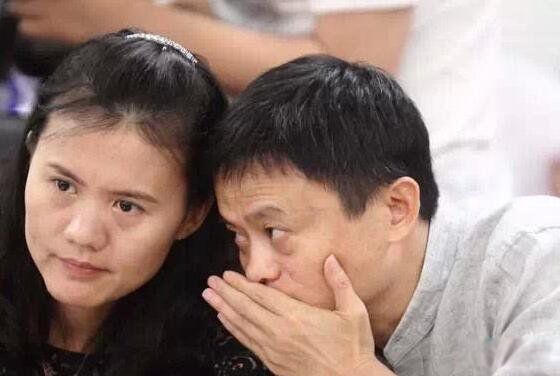 ���Ƶ�Ů����ѩ��Ƭ�ع⣬�������ü��֮���������