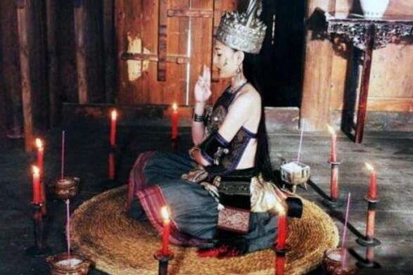 ������а��ʲô��˼ ����а�����仨��Ů������