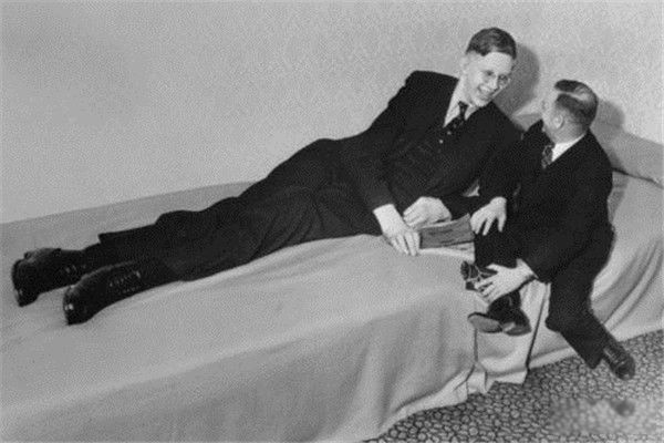 罗伯特沃德洛身高2.72米得了什么病 罗伯特沃德洛的身高增长过程