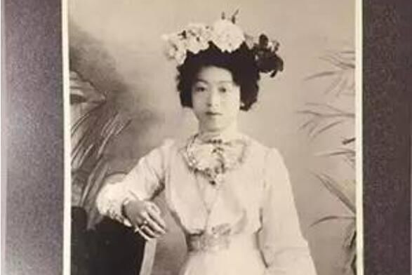 ����Ϊ�м������Ӻͺ��� ����Ϊ�ĺ����Ů����