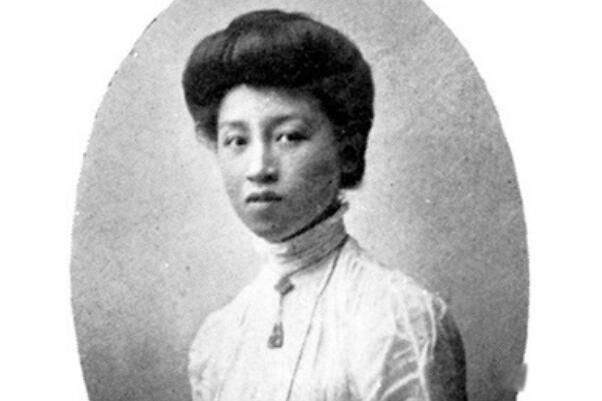 ����Ϊ�м������Ӻͺ��� ����Ϊ�ĺ����Ů����