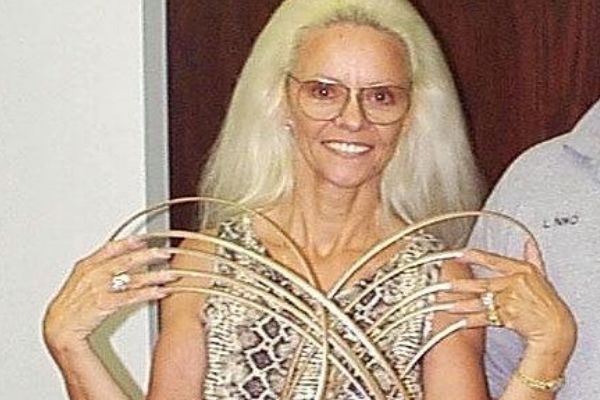 世界上最长的指甲有多长图片 吉尼斯世界纪录世界上指甲最长的人