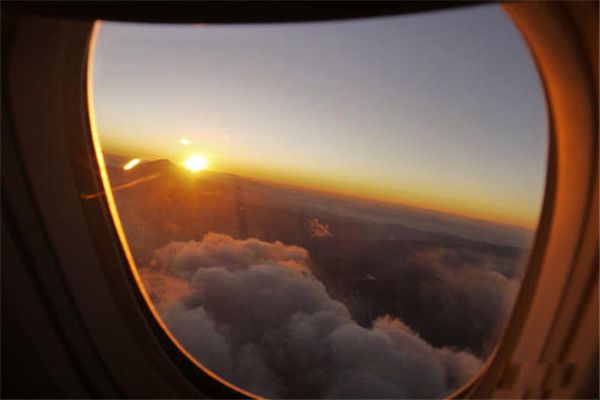 �ɻ����н�����ʹ�಻ һ���ɻ��ڿ��н����˻�����