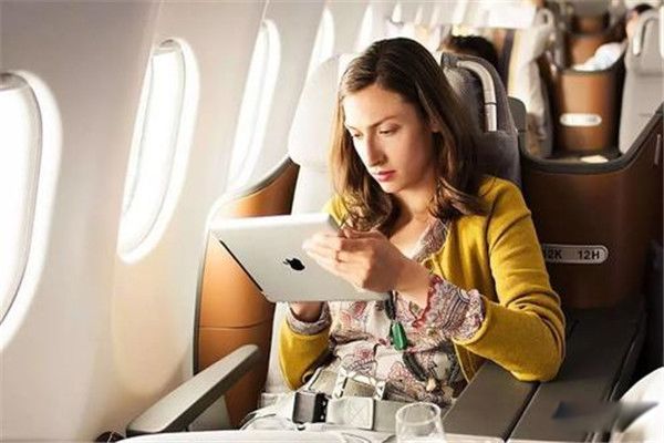 �ɻ����н�����ʹ�಻ һ���ɻ��ڿ��н����˻�����