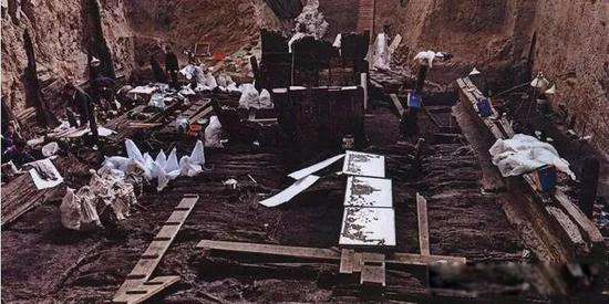 �ܲٵ�Ĺ�ľ��Ž�ʲô ����Уξ�ͷ�������