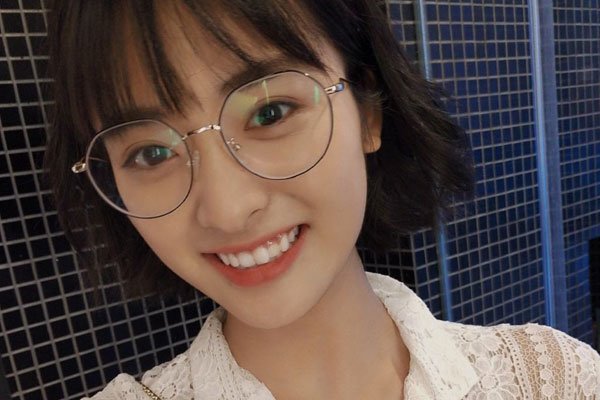 沈月家庭背景父母显赫吗 这么矮挫丑也能红,后台强大就是好