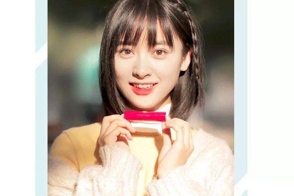 沈月家庭背景父母显赫吗 这么矮挫丑也能红,后台强大就是好