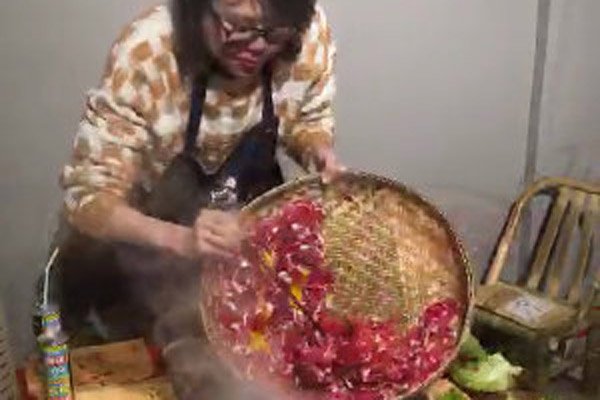 ��θ�����е�Ů�� ������ʲôԭ�������������