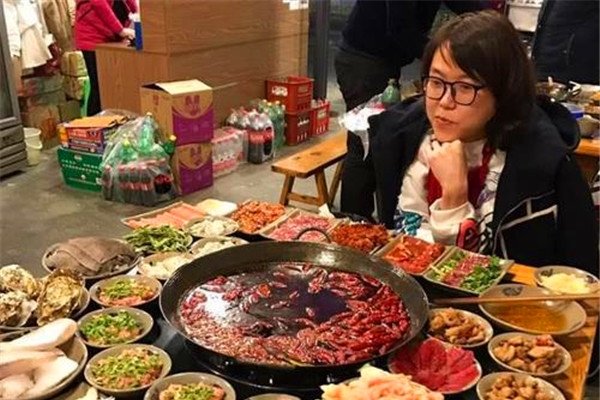 ��θ����θ�������˻���Ů�� ��θ��ΪʲôҪװŮ��