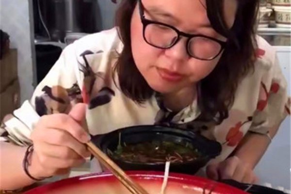 ��θ����θ�������˻���Ů�� ��θ��ΪʲôҪװŮ��