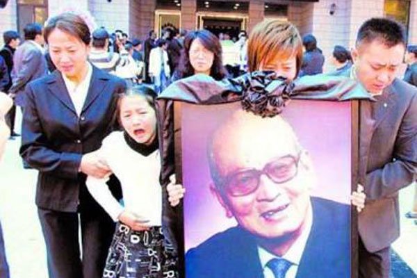 关栋天关晓彤什么关系 关晓彤父母是谁靠山多牢固