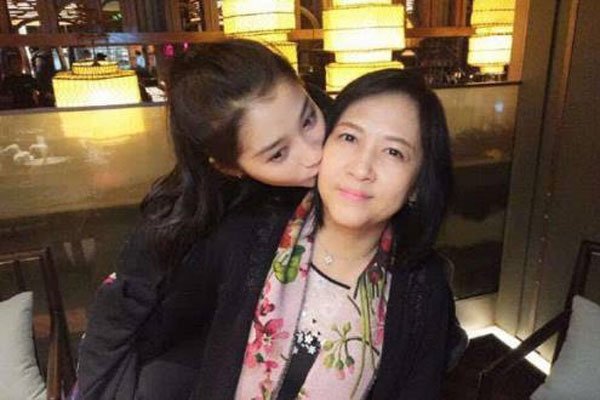 关栋天关晓彤什么关系 关晓彤父母是谁靠山多牢固