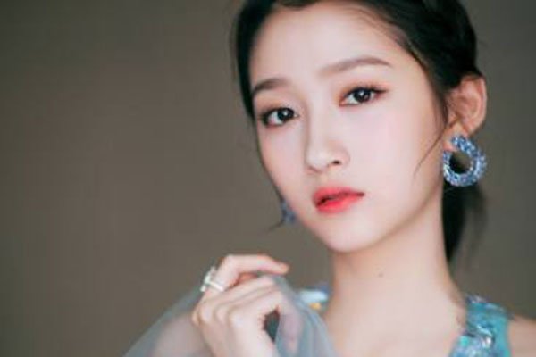 关栋天关晓彤什么关系 关晓彤父母是谁靠山多牢固