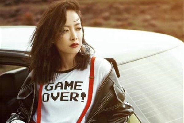 ����͸��¶�ڵ׵���Ƭ �ڿ㱻׷���ķ�˿������