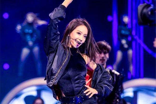 ����͸��¶�ڵ׵���Ƭ �ڿ㱻׷���ķ�˿������