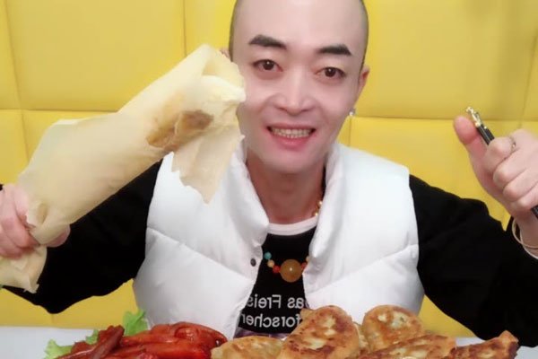 ��θ�����Ʊ�˭�� ������һ��С�¾��־����ִ�α���