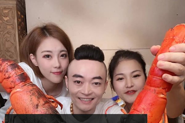 ��θ�����Ʊ�˭�� ������һ��С�¾��־����ִ�α���