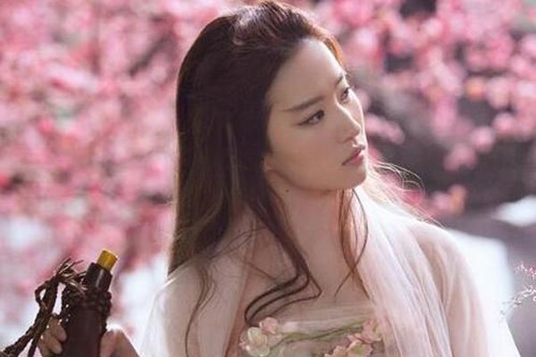 刘亦菲最光的一张图片 最近她都不怎么接戏露脸