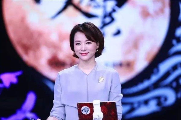 袁立力挺董卿新闻 感觉她只是在蹭流量而已假惺惺