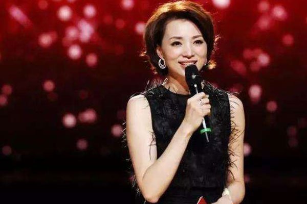 袁立力挺董卿新闻 感觉她只是在蹭流量而已假惺惺