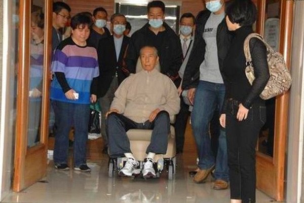 赌王何鸿燊的命局特点 进入ICU有钱就能够续命