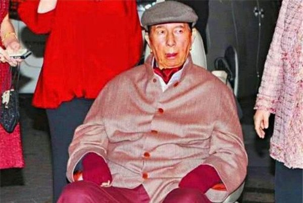 赌王何鸿燊的命局特点 进入ICU有钱就能够续命