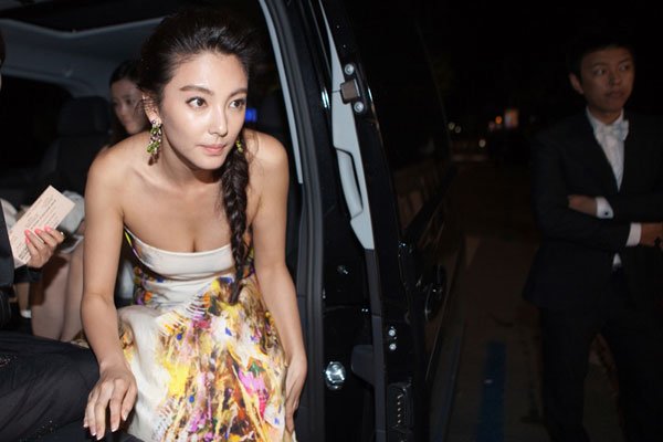 ������߹�ͼƬ ����Ů���ӻ��ں�¶����㴺����