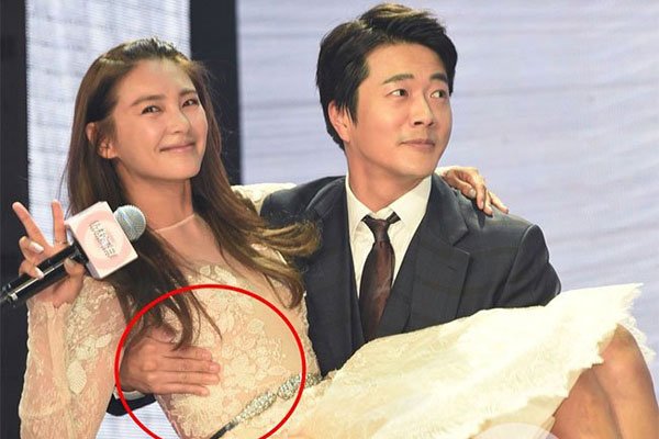 张雨绮走光图片 东北女汉子还在乎露出这点春光吗