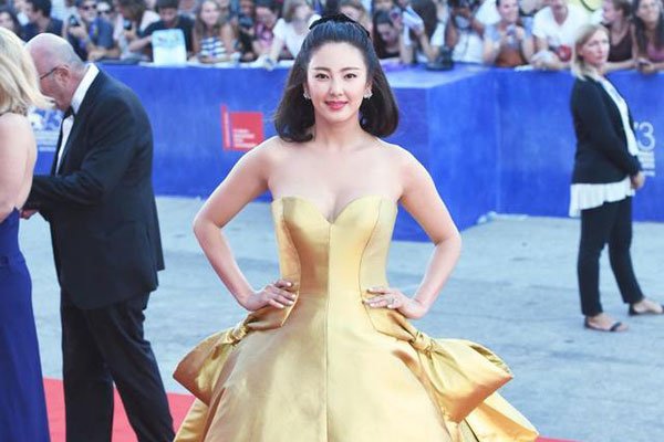 张雨绮走光图片 东北女汉子还在乎露出这点春光吗