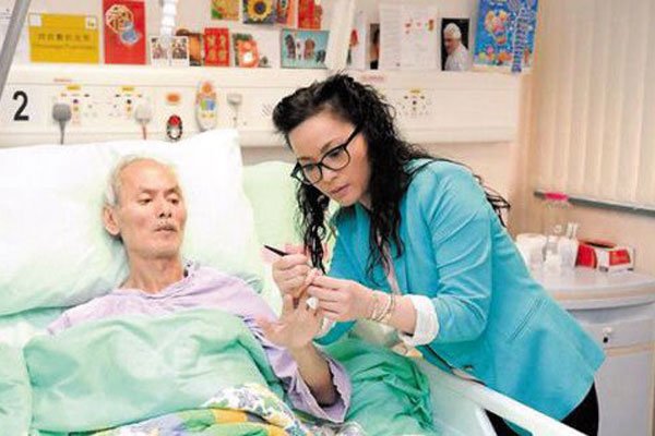 泰国最美人妖和刘家辉的合影 晚年凄惨瘫痪还被抢财产