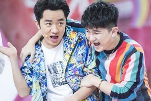 张大大是gay吗 借着工作让男明星公主抱他