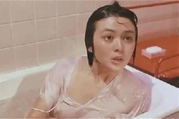 ��֮�ո���һ����Ϳ �߶�������˶��������е�Ů��