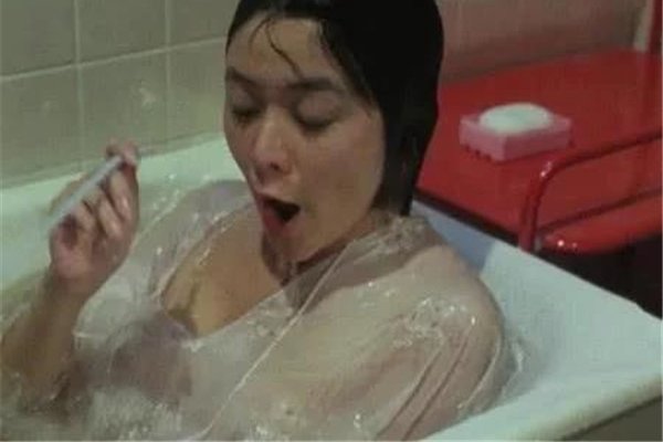 ��֮�ո���һ����Ϳ �߶�������˶��������е�Ů��