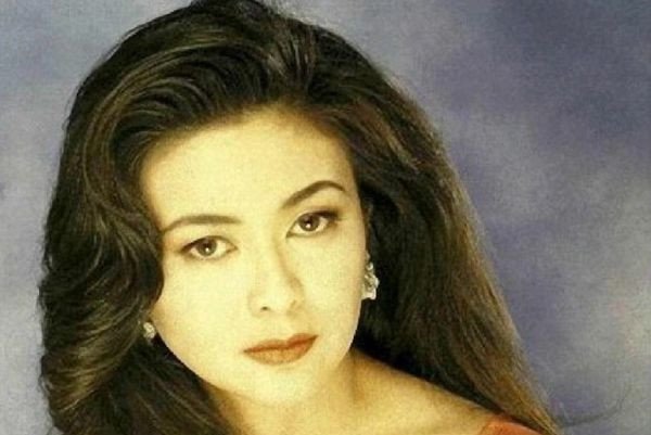 ��֮�ո���һ����Ϳ �߶�������˶��������е�Ů��