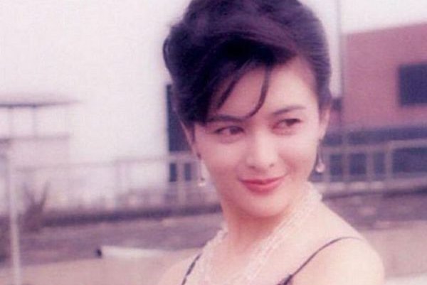 ��֮�ո���һ����Ϳ �߶�������˶��������е�Ů��