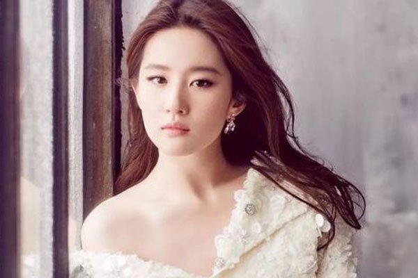 刘亦菲不雅写真集 纯情的女神范成就了她也约束了她