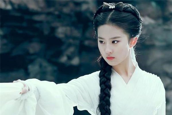 刘亦菲一丝不穿图片 其中一张是她的继父给她拍的真下流