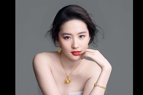 刘亦菲一丝不穿图片 其中一张是她的继父给她拍的真下流