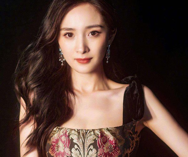 ���ݴ�߶ȵ�д��ͼƬ �߲���Ů��������Ȧ�е�ȫ�����˲�