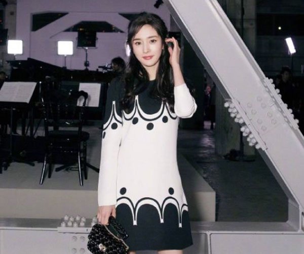 杨幂大尺度的写真图片 高产量女王是娱乐圈中的全能型人才