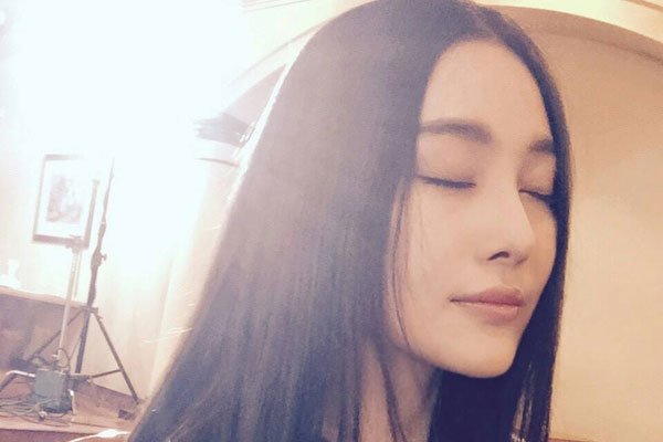 张馨予触碰到底线 要告何捷黑粉脑残