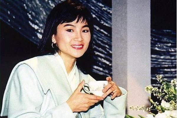 凤飞飞最经典十首歌曲 在台湾的地位比拟邓丽君