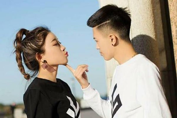 牌牌琦婚纱照图片 搞笑的气氛凤冠霞帔里有