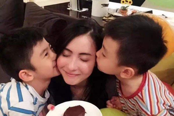 张柏芝第三胎和谁生的 和谢霆锋好像本人否认