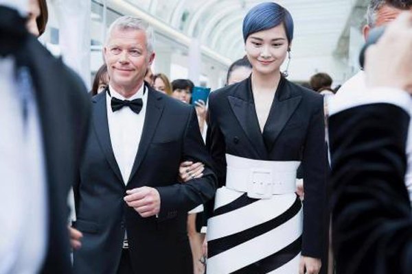 李宇春的老公是老外吗 漂亮礼服挽着外国工作人员雷同婚纱照
