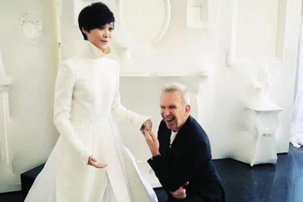 李宇春的老公是老外吗 漂亮礼服挽着外国工作人员雷同婚纱照