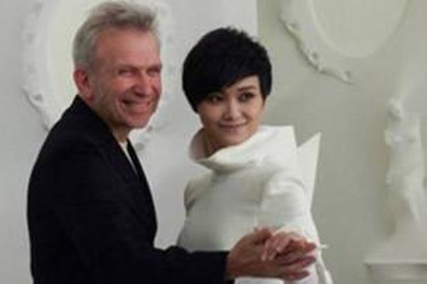 李宇春的老公是老外吗 漂亮礼服挽着外国工作人员雷同婚纱照